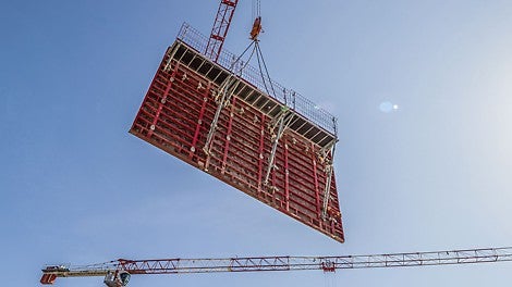MAXIMO Konsolensystem MXK: Schalung und Bühne lassen sich mit dem Kran als Einheit umsetzen und sorgen für sofortige Sicherheit bei geringem Montageaufwand.