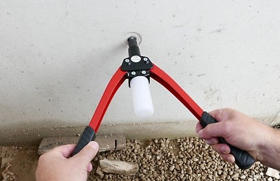 Die Handnietzange wird beidhändig an den beiden Hebeln bedient. Zum Befestigen des aufgesteckten Nietstopfens wird die Handnietzange mehrmals angezogen. Ein Behälter zum Auffangen der abgerissenen Nietdorne ist integriert.