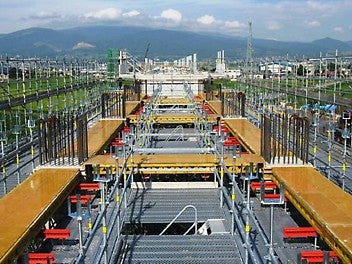 梁底・型枠の設置