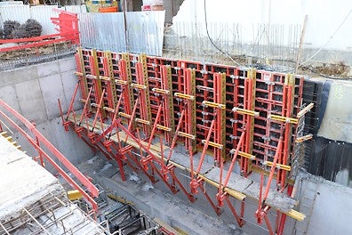Конзолите за катерене SCS позволяват изпълнеине на високи стени с едностранен кофраж, без необходимост от стъпване върху етажните плочи