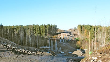 Liittopalkkisillan pilarit työn alla lokakuussa 2018.