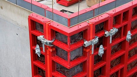 Die starre Eckausbildung verkürzt die Schalzeit und minimiert den Kranbedarf beim Stellen der Schalung.