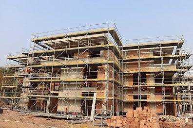 Фасадно скеле PERI UP Easy в комбинация с модулната система PERI UP Flex