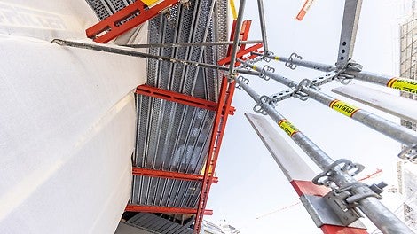 Structură de punte de 7,5 m cu ax SLS fixat pe platforma de construcție din oțel. Racordarea la ochiul de pe platforma de aterizare a fost atent planificata cu ajutorul unui sistem de planificare 3D. Înălțimea platformei de aterizare și lungimea șinelor RCS au venit împreună cu o precizie milimetrică.