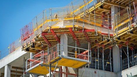 Pomosty narożne PERI FB tam gdzie słupy narożne wymagały w pełni bezpiecznego ich wykonania.