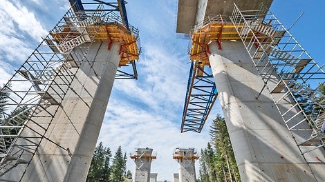 Sprawdzone schodnie PERI UP Flex - prosty i szybki montaż dzięki aluminiowym biegom o dużej sztywności i szerokości 75 cm. Fot. Wojciech Dziedzic