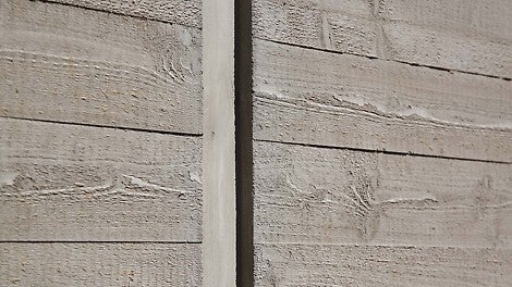 Holzoptik der Betonwand