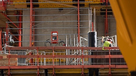 Durch das synchrone Klettern mehrerer Plattformen in die Höhe, das mittels der eingesetzten RCS MAX Hydraulikaggregate und der Antriebsschienen C und CL vonstattenging, wurden besonders kurze Umsetzzeiten erzielt.