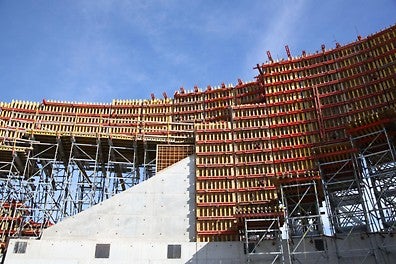 More than 100,000 square feet of PERI’s VARIO system wall forms were required to place the National Veterans Memorial and Museum’s curved walls.
