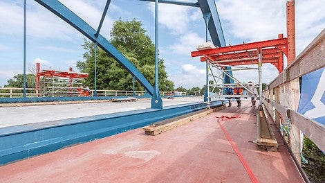 Die 22 m langen und 3 m breiten Gerüstplattformen für die Brückenuntersicht ließen sich von oben einfach per Hand in den jeweils nächsten Abschnitt verfahren.
