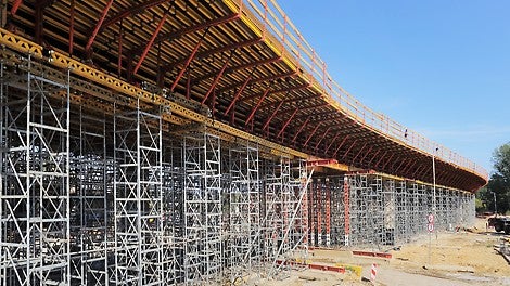 Wieże stosu PERI ST 100 jako podparcie ustroju nośnego.