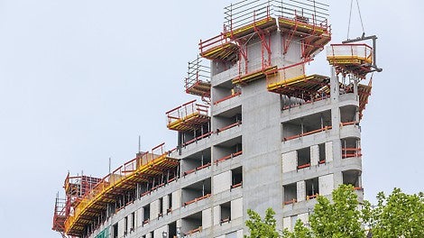 Der schlanke, ellipsenartige Gebäudegrundriss des Hotelhochhauses erinnert sowohl an einen Bootsrumpf als auch an ein überdimensionales Segel im Wind.