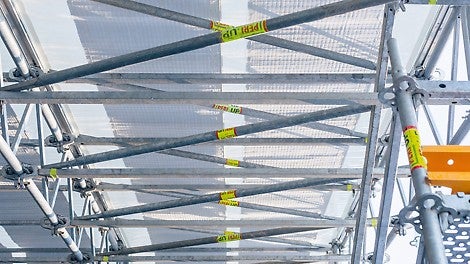 Copertura riscaldata: le resistenze elettriche integrate nei teli Keder impediscono alla neve di accumularsi, evitando la formazione di carichi indesiderati durante i mesi invernali