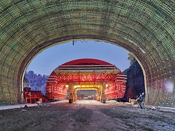 El proyecto de la A26 se destaca por sus cinco secciones transversales de túnel diferentes. Además, las curvas presentan radios estrechos de 50 m a 750 m y las pendientes de los túneles varían, lo que dificulta la implantación de la nueva red de transporte. 