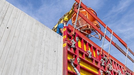 MAXIMO Struktur ermöglicht die Herstellung speziell gestalteter Sichtbetonoberflächen – bei gleichzeitig effizienter und sicherer Arbeitsweise.