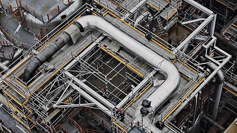 Модульность системы лесов PERI UP Flex позволяет с легкостью обходить металлокаркас, при этом устраивать безопасные рабочие платформы для проведения ремонта и обслуживания трубопроводов.