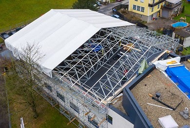 Durch das Fachwerkbindersystem kann das<br/>Wetterschutzdach auch bei großen Spannweiten<br/>eingesetzt werden und ist für hohe Lasten<br/>ausgelegt.