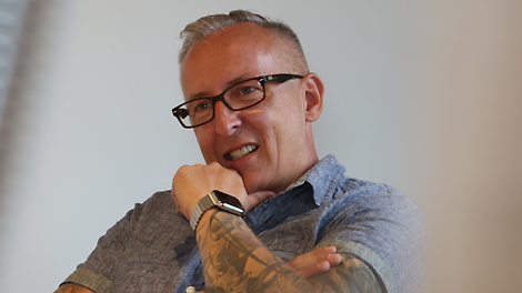 Nachdenklicher Robert Meyer beim Interview