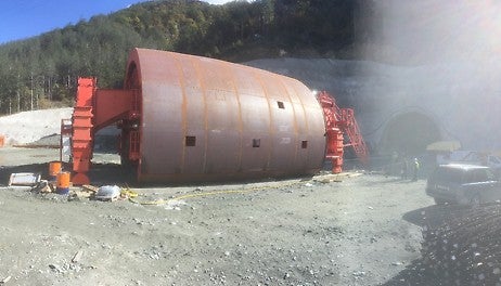 Люкове в кофражната облицовка за полгане на бетона