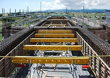 スラブ底型枠の設置 <br/> 