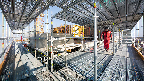 Один комплект лесов может использоваться для решения различных задач. В начале процесса строительства - для заливки монолитного перекрытия, в конце - для обеспечения доступа к фасаду здания при отделочных работах. 