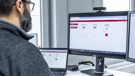 您可以随时随地实时分析传感器收集的数据，并将其传输到网络应用程序中。 