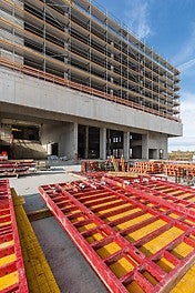 Rámové bednění MAXIMO Struktur umožnilo vysokou kvalitu pohledového betonu a rychlé bednění.