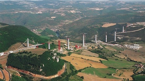 Das Viaduc de Millau ist eine Schrägseilbrücke, die 2004 über das Tal des Tarn bei Millau im Departement Averyron in der Region Okzitanien in Südfrankreich fertig gestellt wurde. Sie ist eine der größten Schrägseilbrücken der Welt und ein Paradebeispiel für einen Infrastruktur Leuchtturm, der bei Fachleuten und Laien gleichermaßen bekannt ist.
