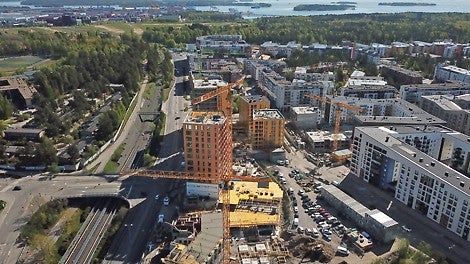 Atlas (edessä) ja Hyperion taustalla. Delfiiniparkki keltaisine holveineen valmistuu viereen.