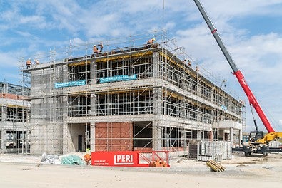 使用PERI UP 外装修脚手架系统，围绕建筑物搭建作业平台，确保了工人施工过程中的安全性 