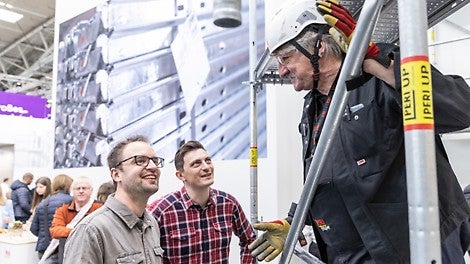 In ausführlichen Anwendergesprächen und bei Live-Vorführungen präsentiert das PERI Team den PERI UP Gerüstbaukasten.