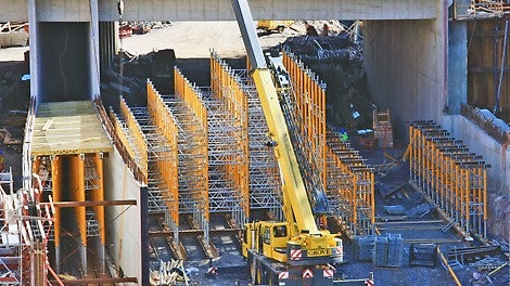 Holvin tuentana käytettiin MULTIPROP-järjestelmää, jossa yksittäisistä holvituista saadaan jykeviä tukitornikokonaisuuksia liittämällä niitä kehyksin toisiinsa.