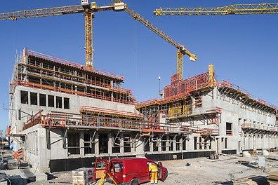 PERI unterstützte die Bauausführung mit der termingerechten Bereitstellung großer Materialmengen und der Vorfertigung der Sichtschalung.<br/>(Foto: PERI Deutschland)<br/>