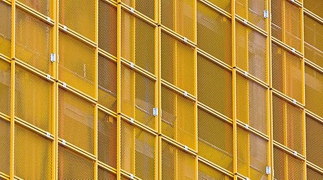 &lt;p&gt;Als Alternative zu geschlossenen Einhausungen hat PERI das leichte Klettereinhausung LPS f&amp;uuml;r Bauwerke mit offener Fassade entwickelt.&lt;/p&gt;<br/>