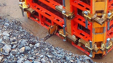 Platzsparende Ankerung im Graben mit dem PERI Lochbandspanner 