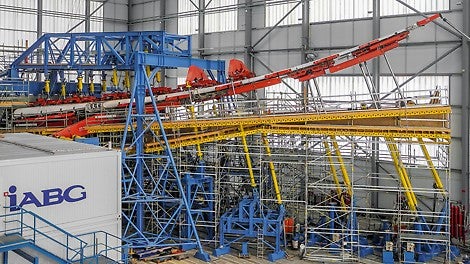 PERI likewise provided the scaffolding solution for the second endurance test which took place at the same time: for the EW test, a test wing is subject to a systematic application of stress by means of 41 cylinders – in addition to the fatigue loads, the procedure is carried out through to the analytical breaking load point. (Photo: IABG)