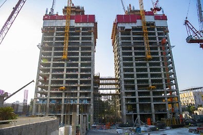 צמד המגדלים מחוברים בגשרים ועליהם מערכות ליציקת גרעין מטפס מראש ומערכות הגנה היקפית.<br/>בין צמד המגדלים מערכת מגדלי תמיכה מסוג PERI-UP לתמיכת הגשר הראשון בגובה 16 מ&#039; + שולחנות מסוג VARIODECK ליציקת הגשרים.<br/>