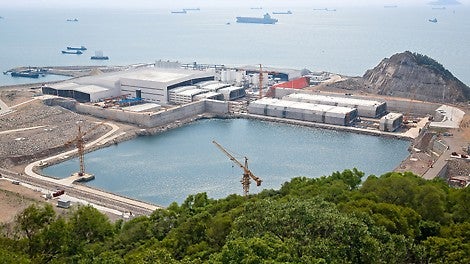 The finished tunnel tubes with lengths of 180 m are moved from the field factory into a dry dock, sealed with bulkheads and lowered gradually to reach sea level. Pontoons stabilize the tunnel sections during towing operations to the lowering point in the South China Sea.