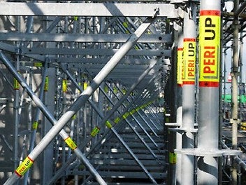 北海道新幹線工事、大野新道橋りょう工事<br/>【ドイツ最新鋭型くさび式保工 PERI－UP ロゼット・STR 100】<br/> 