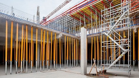 Die SKYDECK Deckenschalungslösung wurde mit VARIODECK Deckentischen, MULTIPROP Alu- und PEP Stahl-Deckenstützen sowie PERI UP Gerüsttreppen sinnvoll ergänzt.