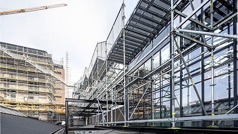 PERI UP Gerüst- und Zugangslösungen zeichnen sich durch Anpassbarkeit und lösungsorientiertes Design aus und meistern die Herausforderungen bei der Renovierung historischer Gebäude mit Bravour. (Foto: PERI SE)
