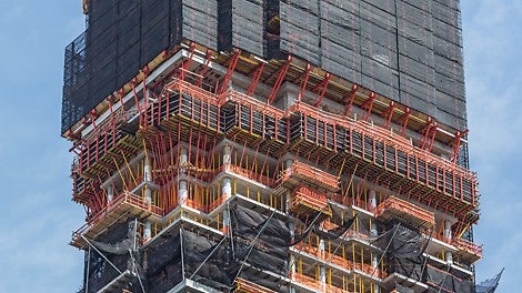 56 Leonard Street, Nowy Jork, USA: 56 Leonard Street to nazwa i adres niezwykłego wieżowca na Manhattanie. Smukła wieża wznosi się na wysokość 250 metrów i oferuje 145 ekskluzywnych apartamentów i 10 penthouse&#039;ów na prawie 60 piętrach. Ze szklanej fasady wystaje ponad 300 nieregularnie rozmieszczonych balkonów, a w niektórych miejscach piętra są przesunięte do wewnątrz. Dzięki temu poszczególne kondygnacje sprawiają wrażenie ułożonych jedna na drugiej lub wciśniętych jedna w drugą. Na potrzeby budowy inżynierowie PERI opracowali rozwiązanie projektowe oparte na systemach modułowych z możliwością dzierżawy. Osłony zapewniły wszechstronne bezpieczeństwo w połączeniu z szerokimi wspornikowymi stołami stropowymi.<br/>