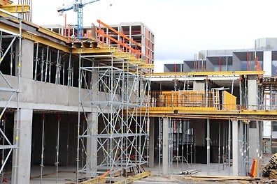 За изграждането на конзолните тераси се използва подпорно скеле PERI UP Flex