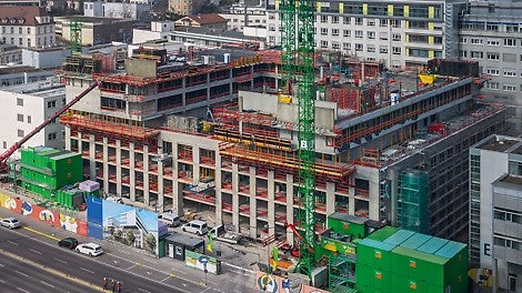 Das Katharinenhospital wird sukzessive baulich modernisiert. Haus F dient als künftiger, zentraler Haupteingang für den gesamten Standort Mitte des Klinikums Stuttgart. Die drei obersten Geschosse des Krankenhausneubaus kragen über 4 m nach Süden hin zur Kriegsbergstraße aus.