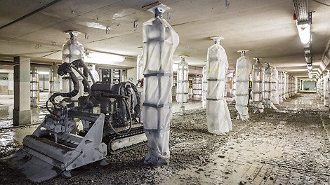 Innerhalb des 2,50-m-Stützenrasters legten HDW-Strahlroboter mit 3.000 bar Wasserdruck die obere Bewehrungslage frei.