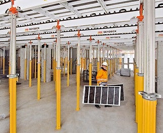 Nos éléments sont conçus pour être légers, ce qui facilite leur manipulation et leur mise en œuvre sur le chantier, réduisant ainsi les efforts nécessaires pour leur installation.