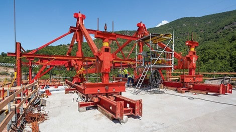 使用液压系统控制VBC模板台车的推进、立模定位和调整，缩短了操作时间。四套挂篮系统均可以实现每7天完成一个浇筑段。<br/>