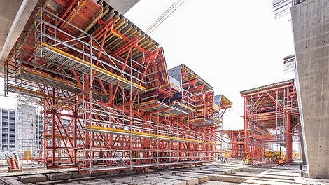 Între coloanele în formă de V, soluția PERI era formată din șase vagoane individuale care puteau fi separate pentru relocare și lovire.