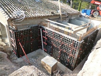 Le coffrage universel DUO utilisé pour les voiles, dans la construction des maisons, piscines, etc.