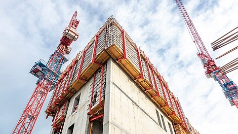 Der große, aber kleinteilig aufgeteilte Gebäudekern wurde mit Teilen des Selbstklettersystems ACS geschalt.